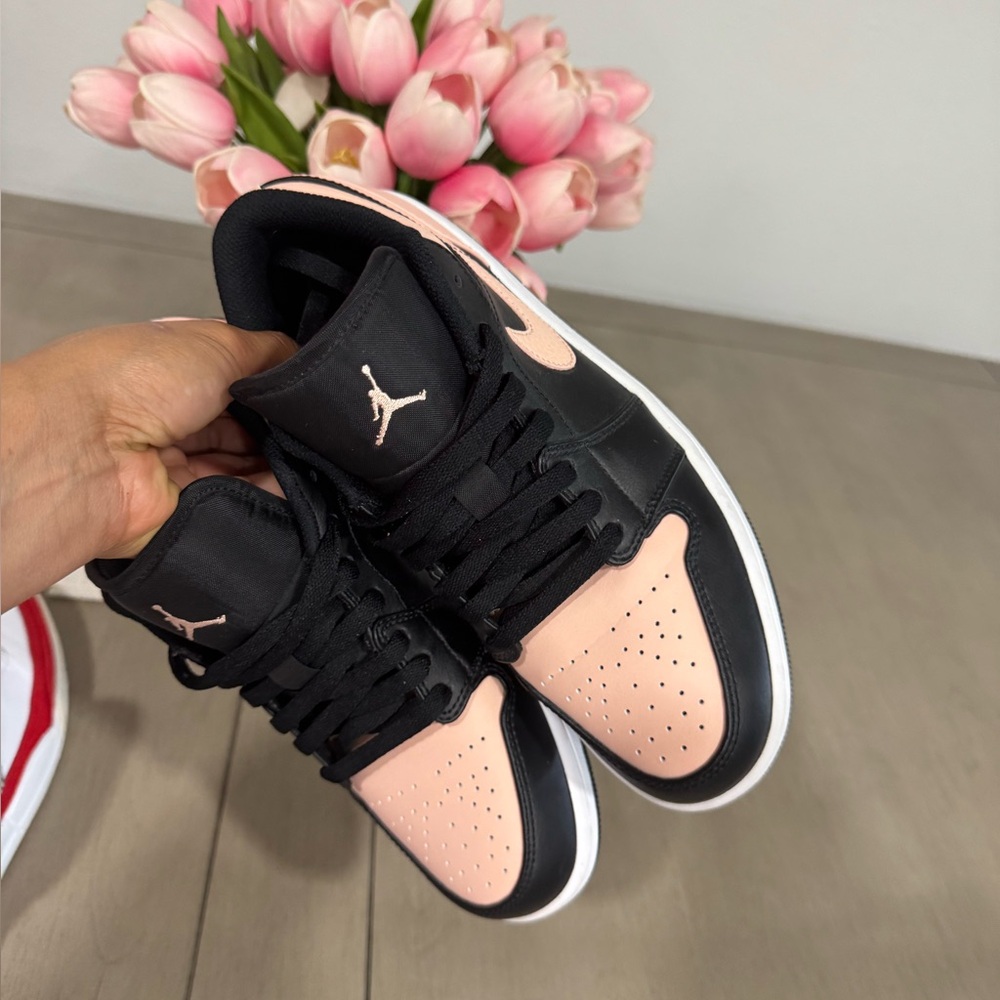 Nike Men's size 8 is a size 9.5 Jordan Black Sneakers black and peach